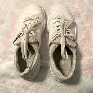On Cloud Roger white sneaker size 7